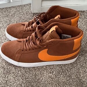 Nike SB blazer mid  Men's High-Top Sneakers in Brown and Orange